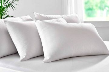 almohadas blancas sobre una cama