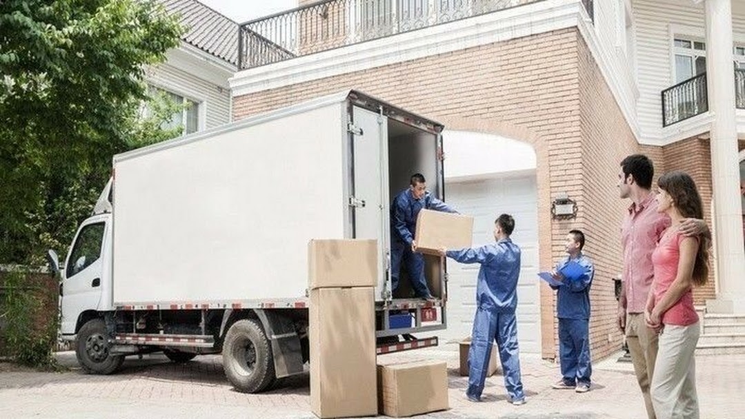 hombres cargando cajas en una mudanza