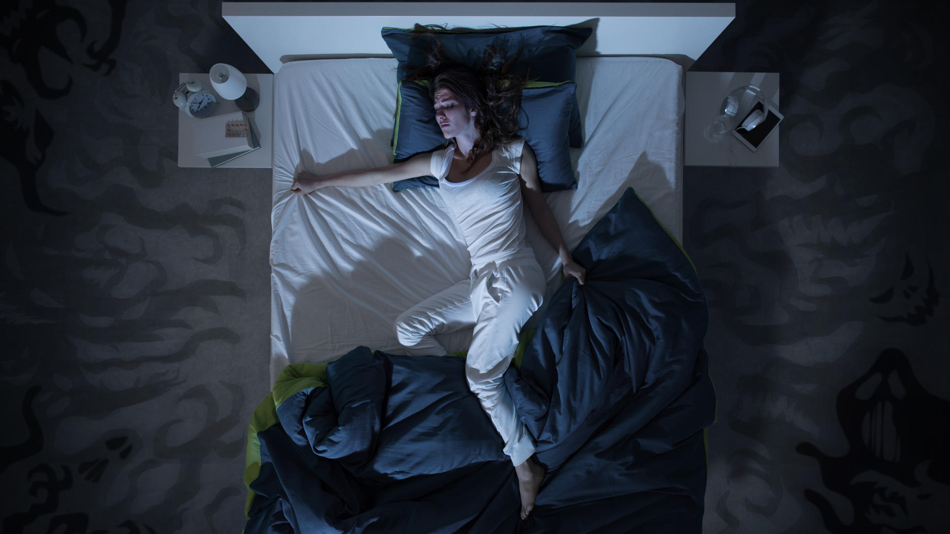 mujer durmiendo en una cama grande