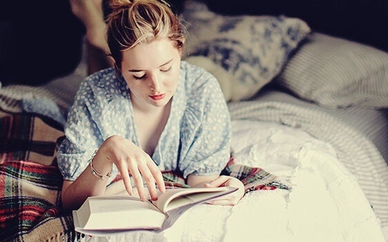 mujer leyendo en la noche