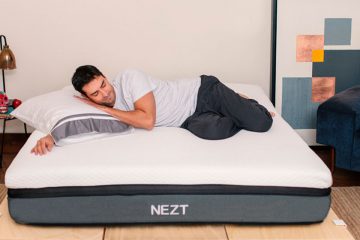 hombre durmiendo en un colchón