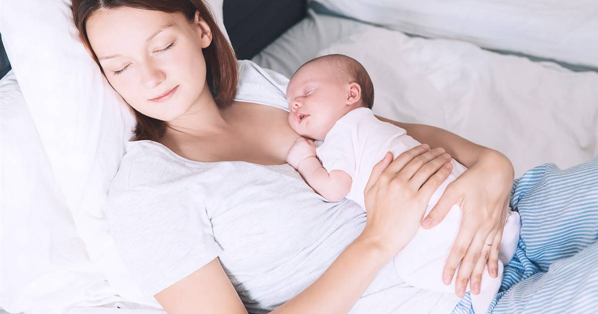 Mujer durmiendo con bebé 