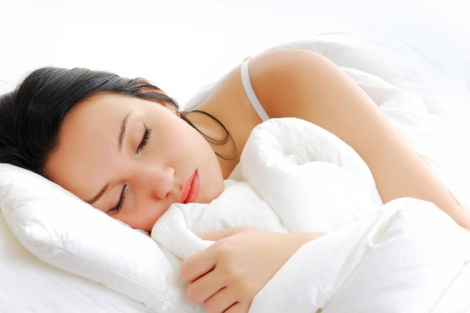 Mujer durmiendo con un cobertor